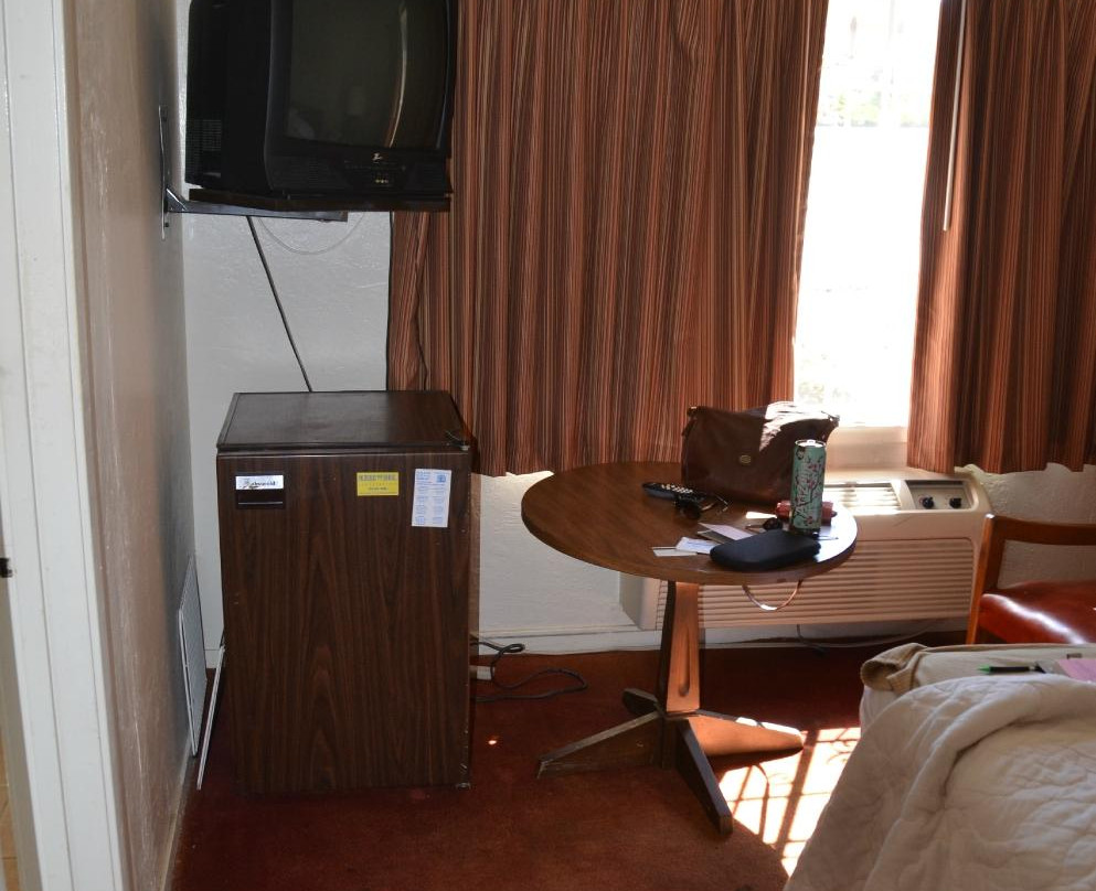 El Rancho Inn & Suites