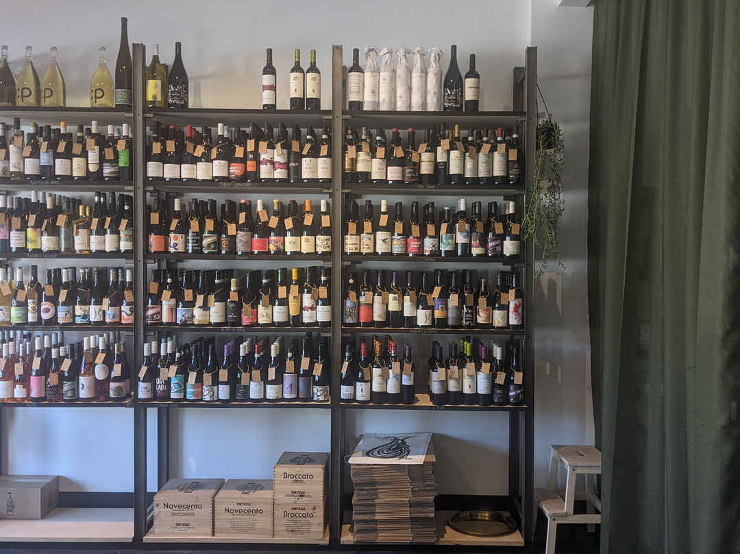 Upstairs Wines-长码头必去景点