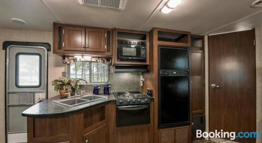 New Luxury Camper Near Grand Canyon
