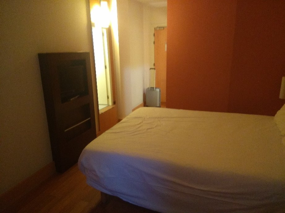 巴塞罗那马塔罗宜必思酒店主图