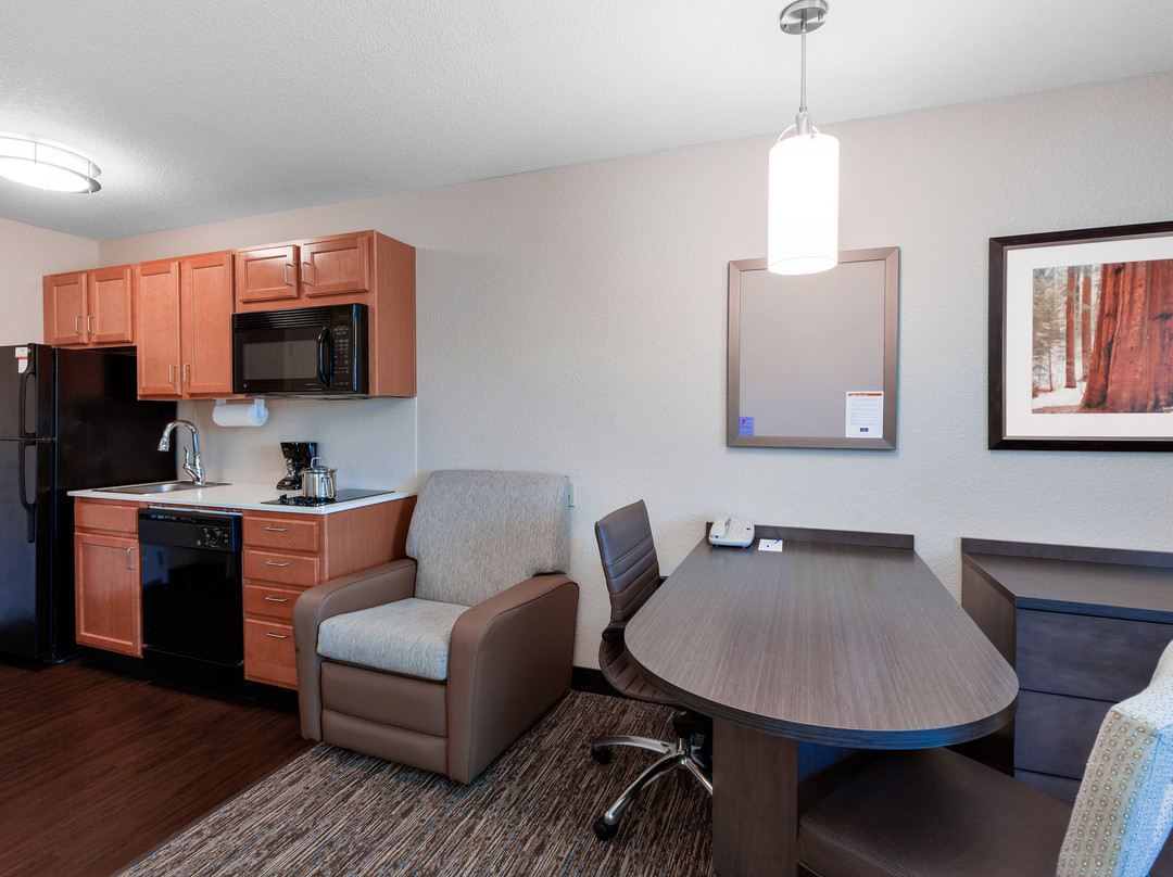 梅德福烛木套房酒店主图