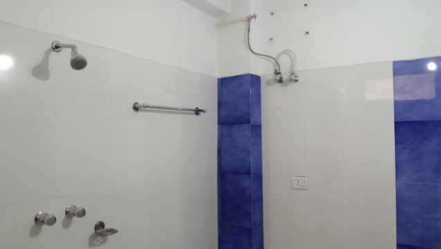 豪华湖景酒店主图