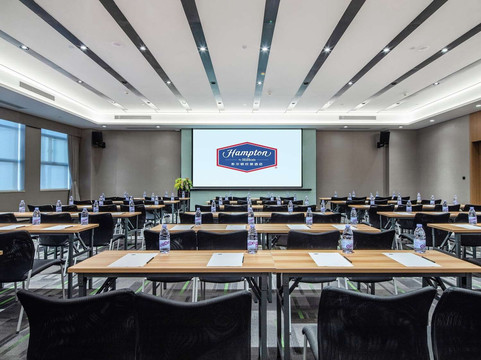 厦门两岸金融中心希尔顿欢朋酒店主图