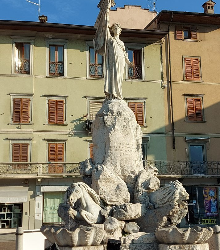 Fontana di Piazza XIII Martiri di Lovere景点图片