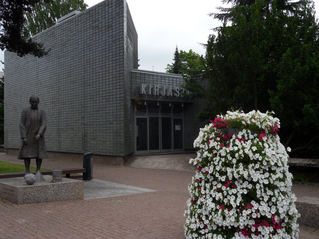 Helvi Honk Monument