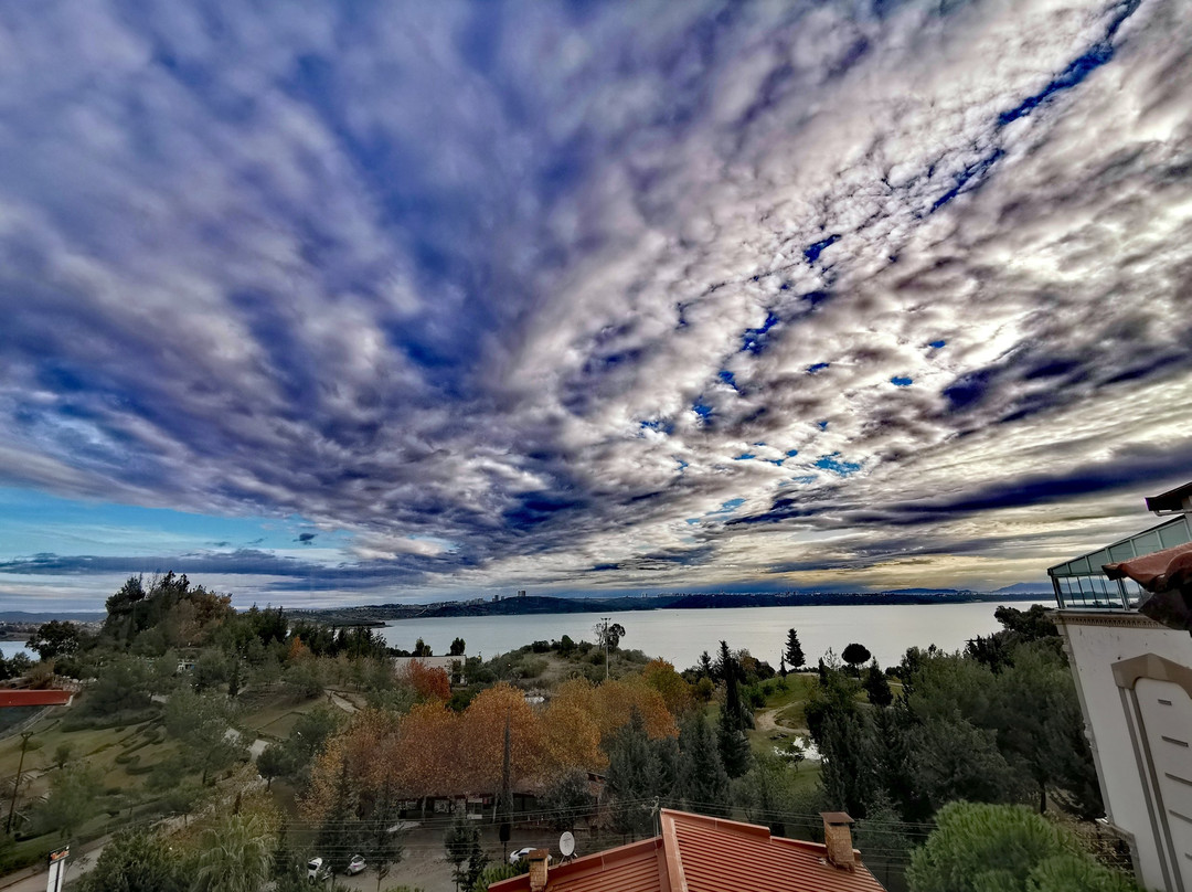 Golden Lake Hotel主图