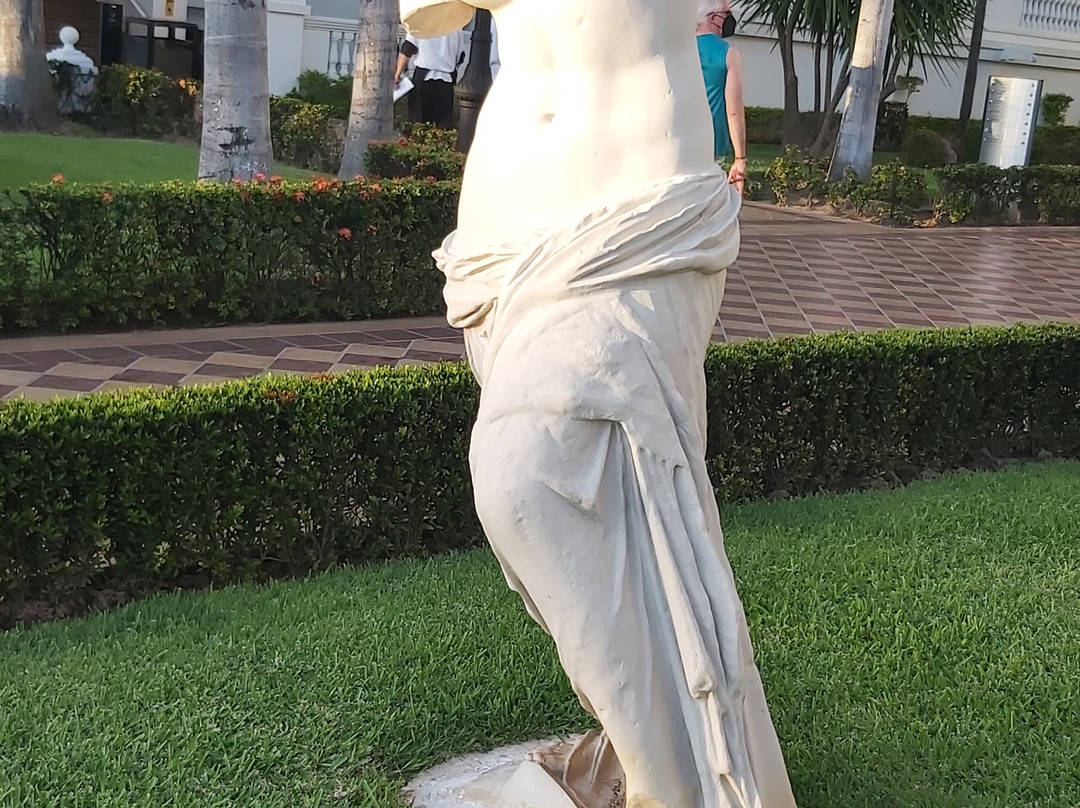 Statue Of The Leaning Lady景点图片