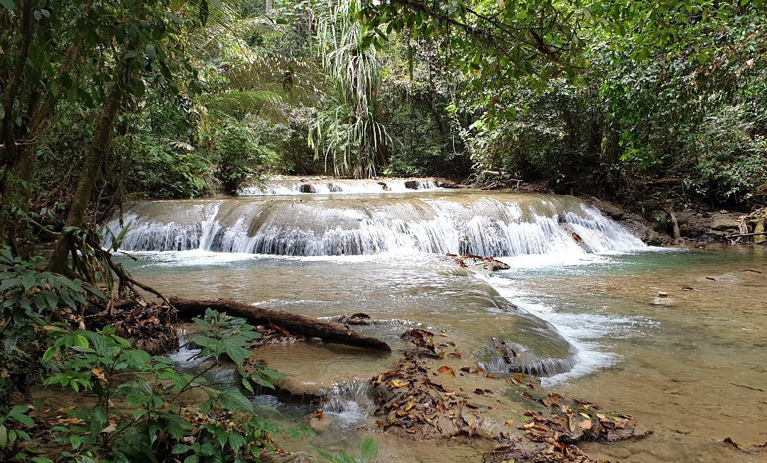 Saluopa Waterfall景点图片