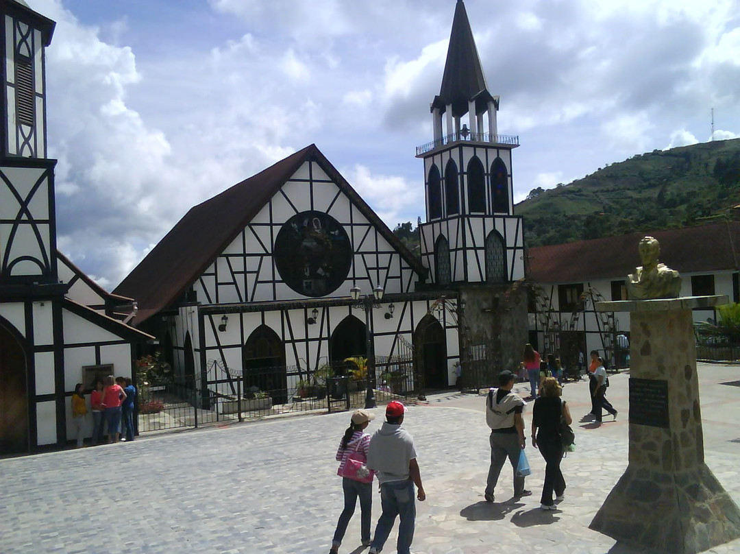 Saint Martin's Church (La Iglesia de San Martin)景点图片