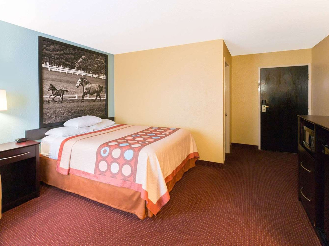 里士满速8酒店主图