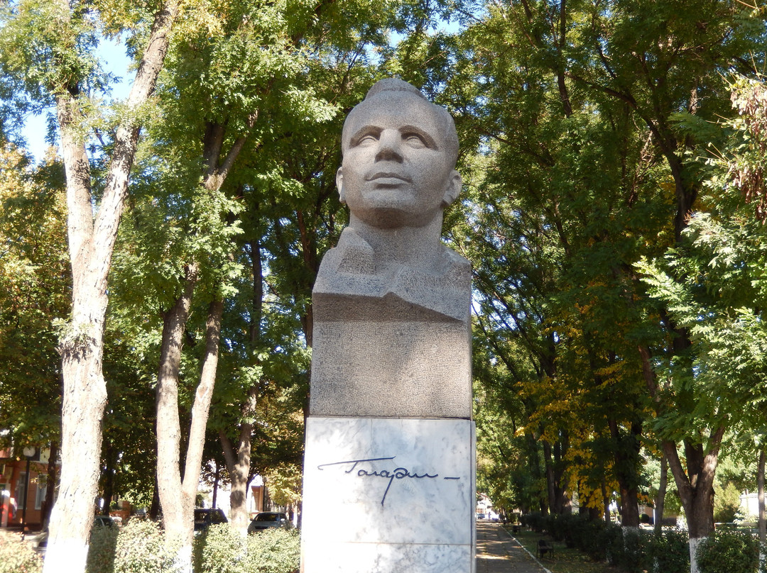 Pavlivka旅游景点-Monument-Bust to Yuriy Gagarin