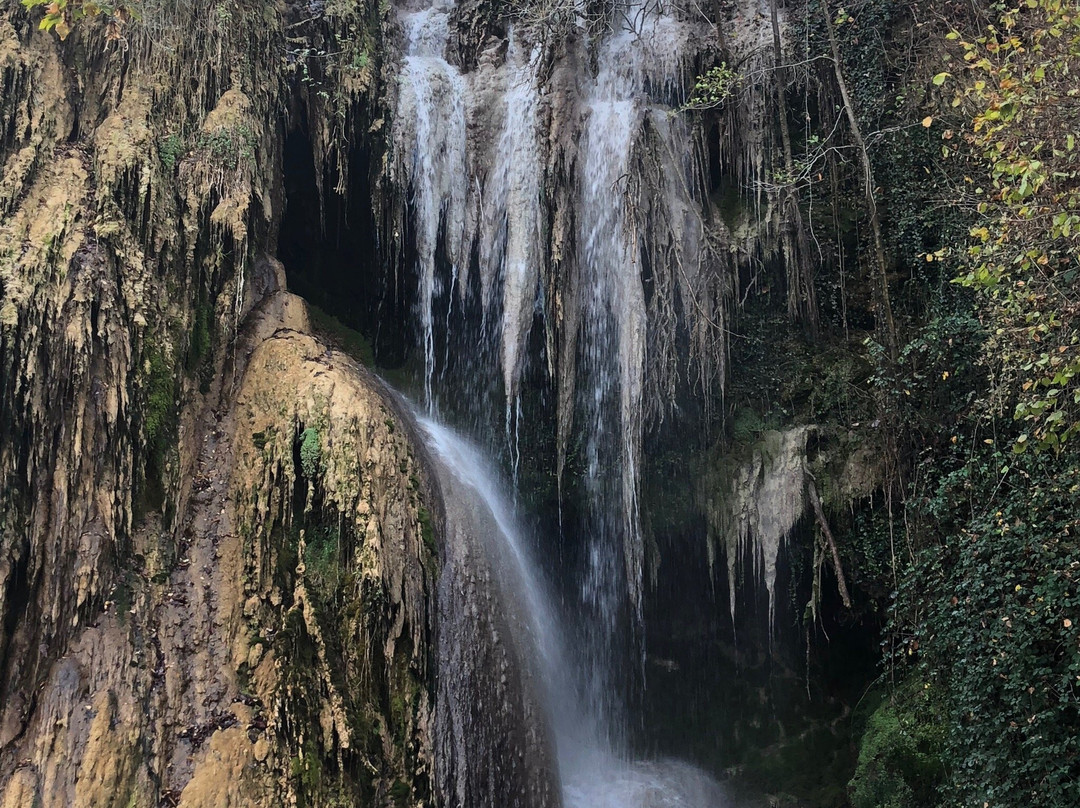 Clocota Waterfalls景点图片