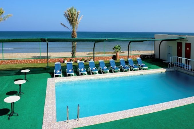 苏尔海滩假日度假酒店主图