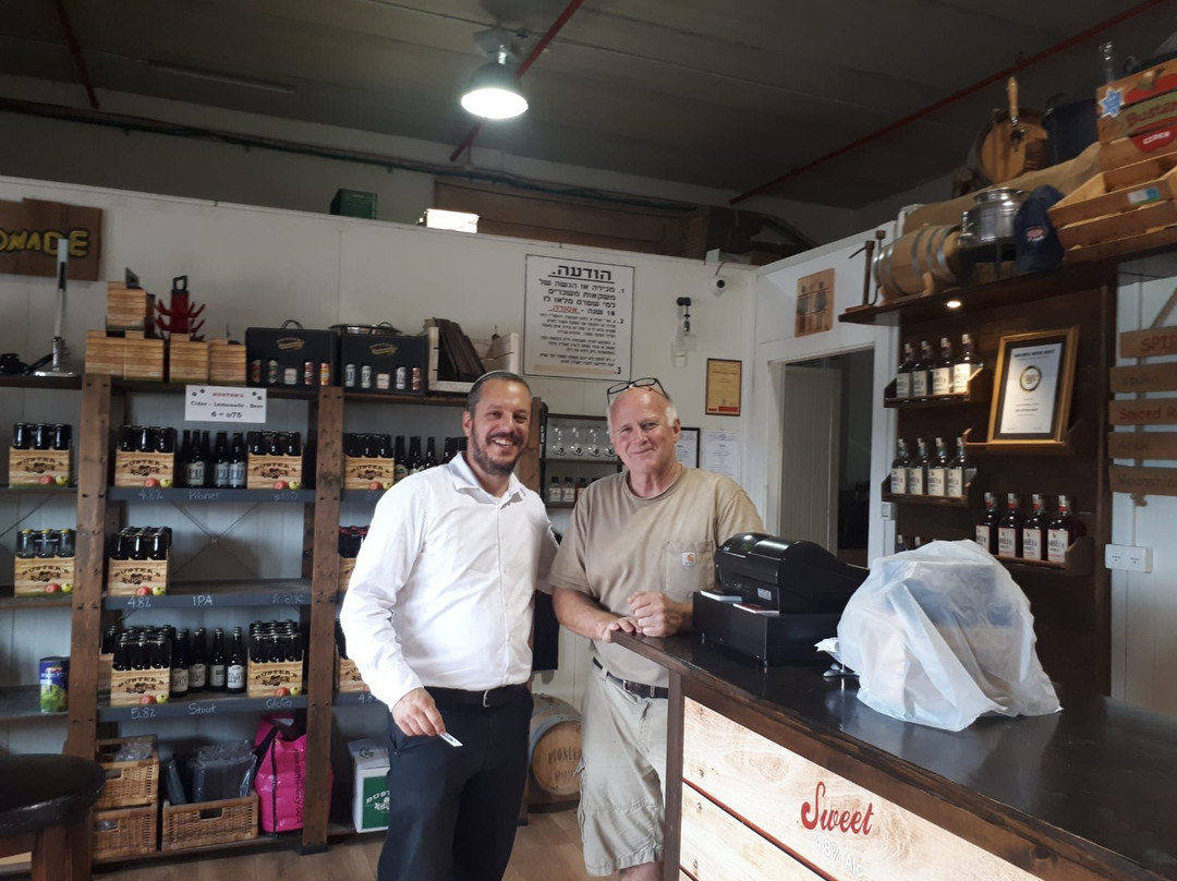 ‪Buster's Beverage-Beit Shemesh必去景点