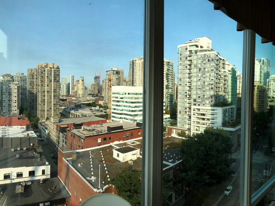 温哥华市区欢朋套房酒店主图