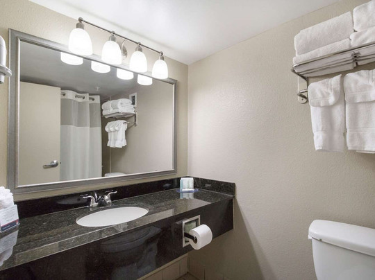 Clarion Hotel Beachwood-Cleveland主图