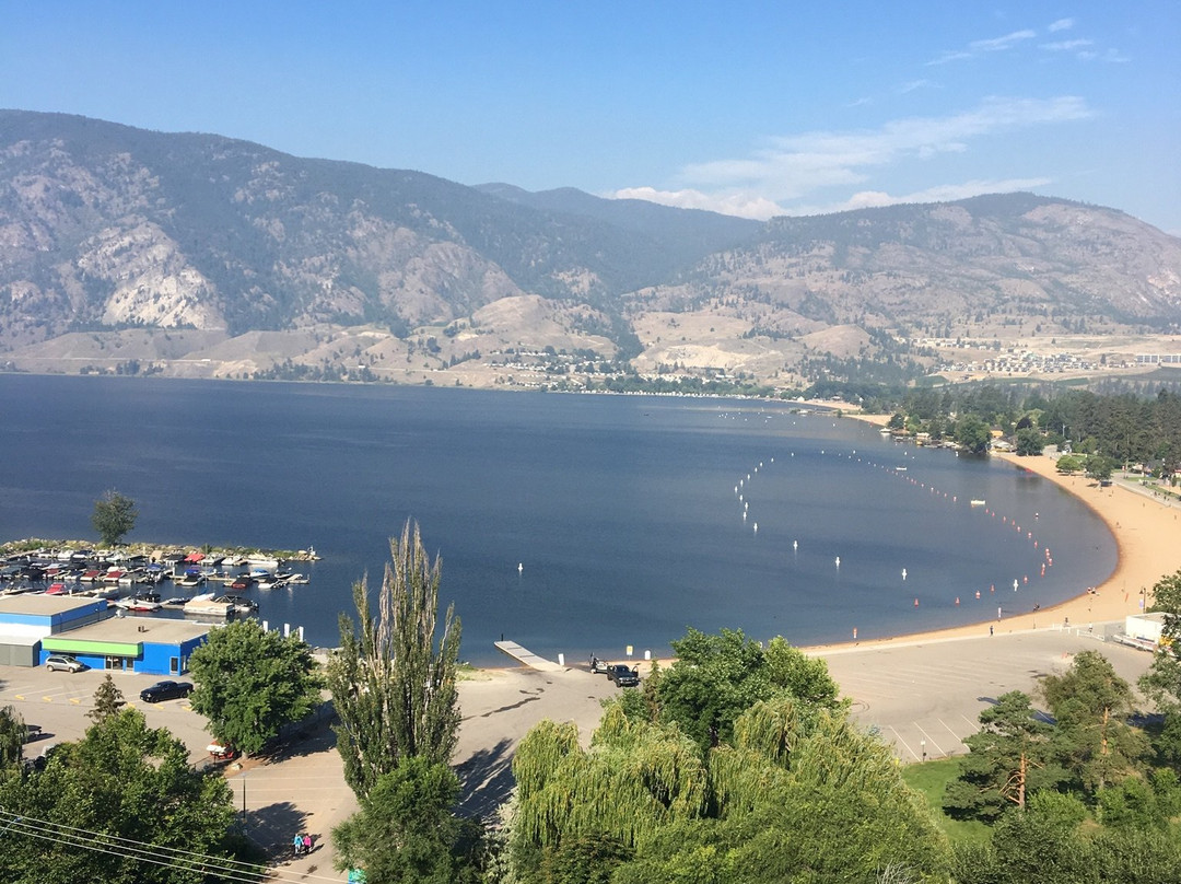 Above The Beach Guest Suites主图