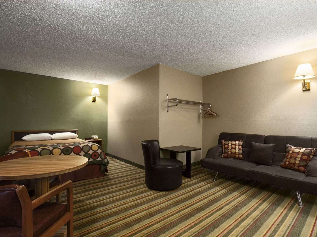 Super 8 by Wyndham Blackwell主图