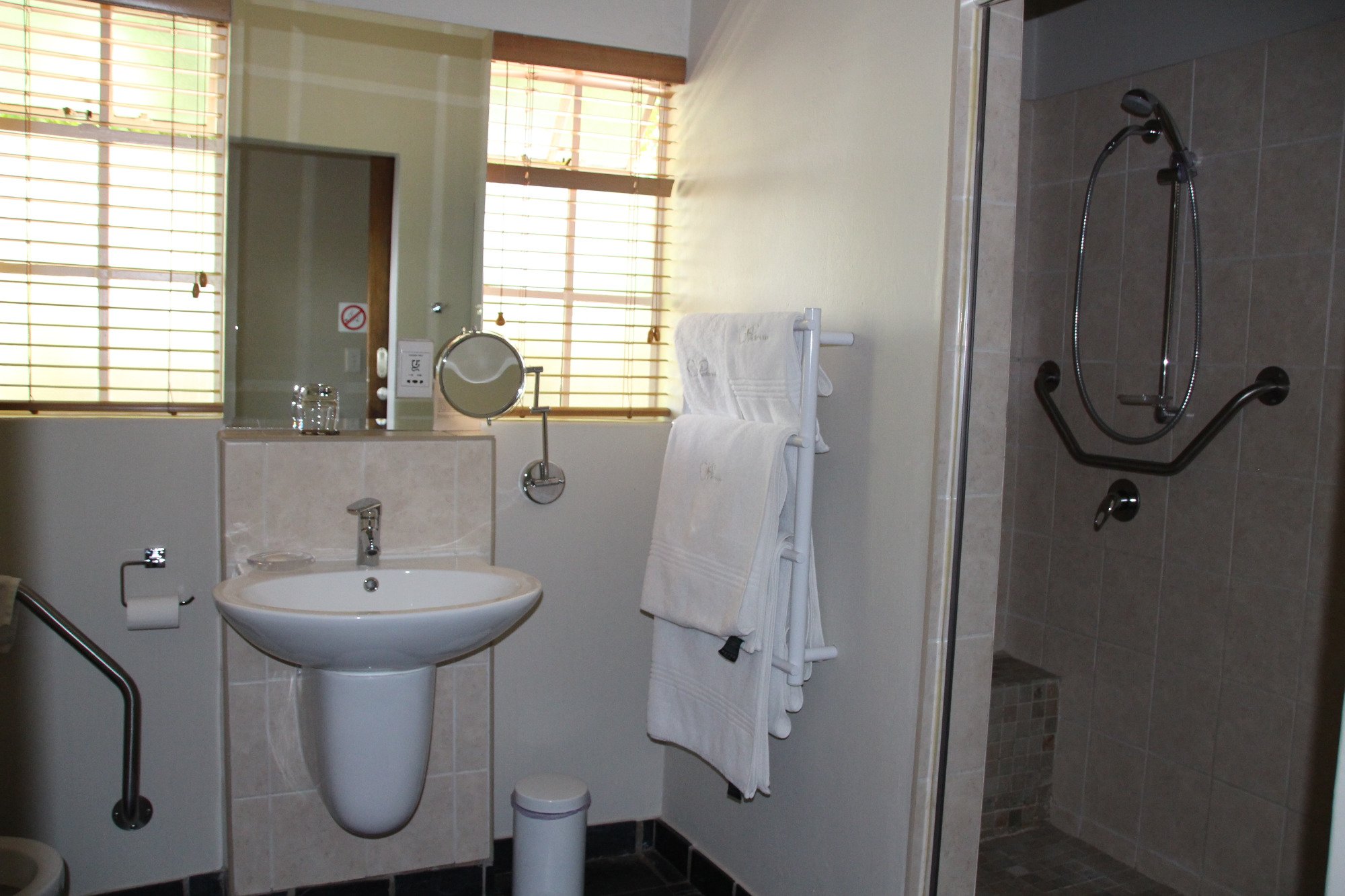 Six Sandton Guesthouse-浴室