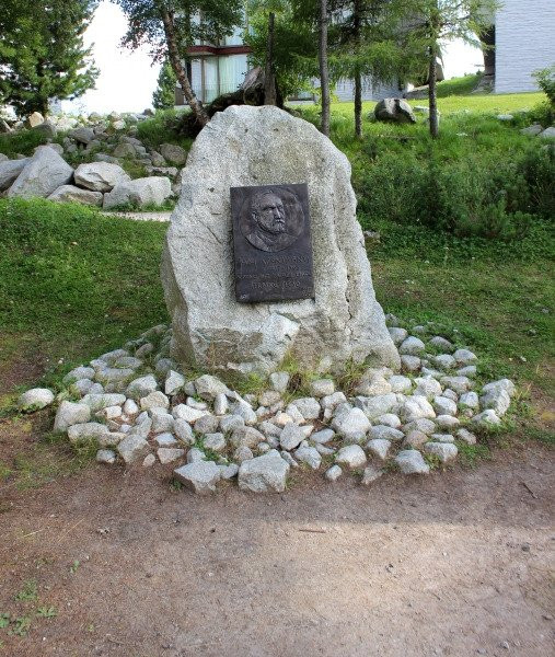 Strbske Pleso旅游景点-Jozef Szentivanyi's monument