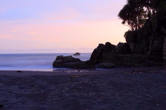 Batu Hiu Beach景点图片