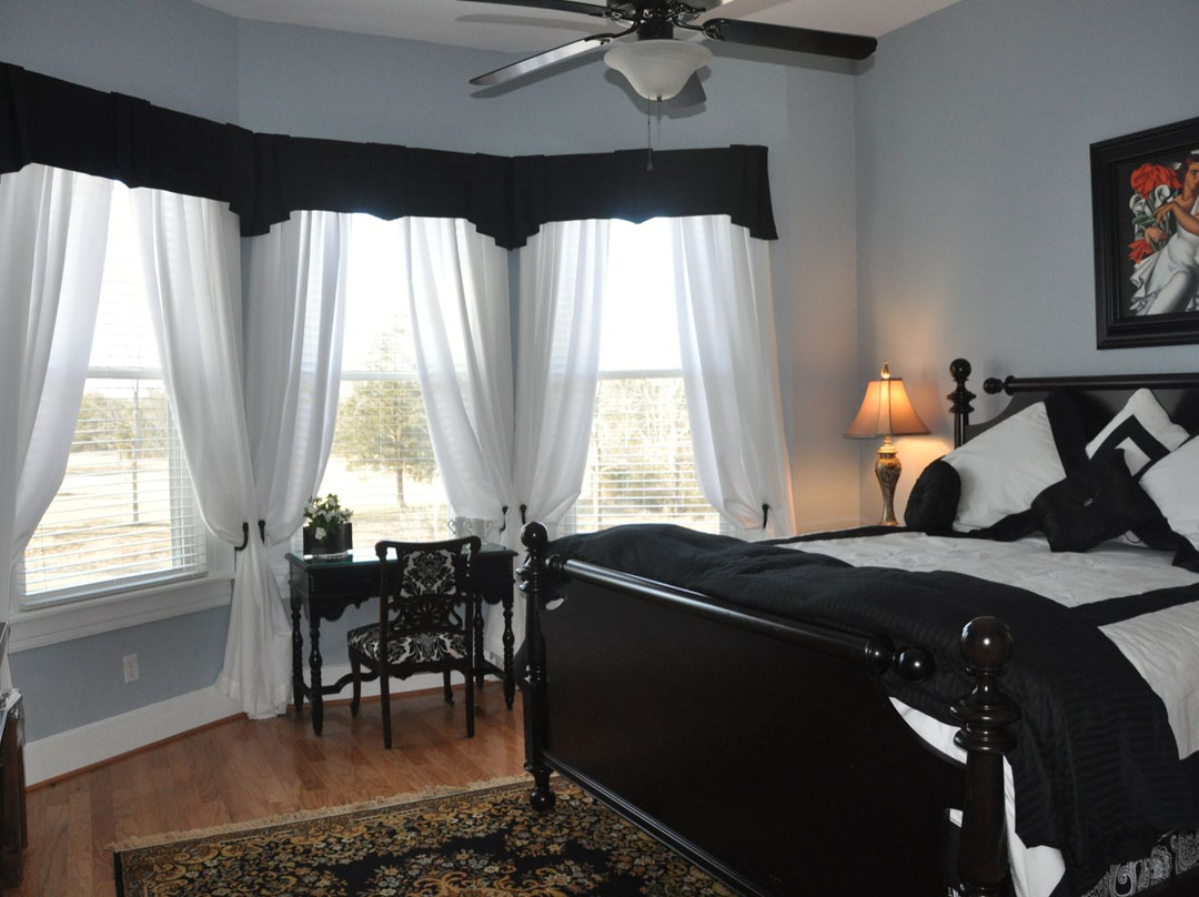 The Manor at Twin Oaks Bed and Breakfast主图