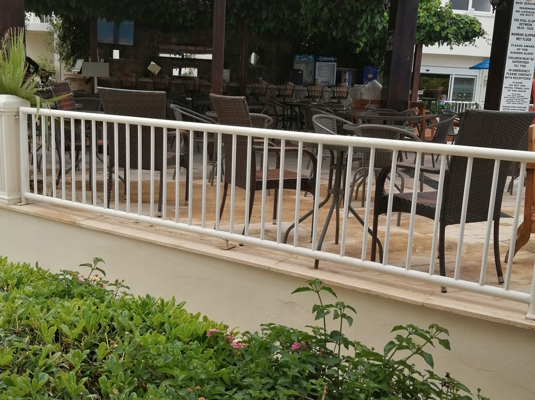 Summer Garden Suites & Beach Hotel主图