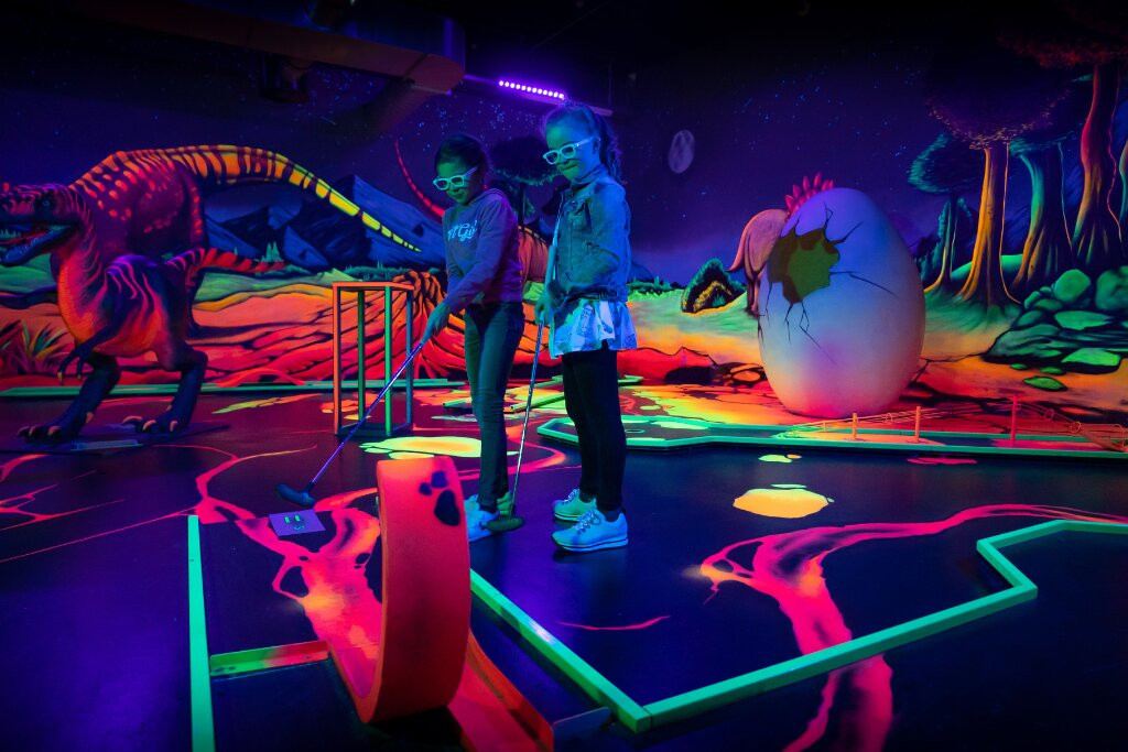 Glowzone 3D Schwarzlicht Minigolf Bielefeld-比勒费尔德必去景点