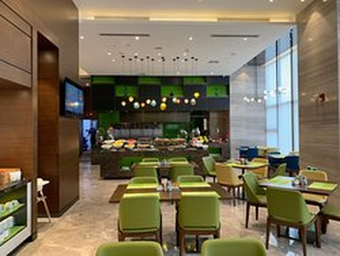 北海高铁站希尔顿欢朋酒店主图