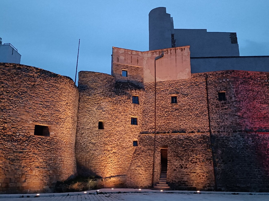 Castello Arabo Normanno-戈尔福海堡必去景点