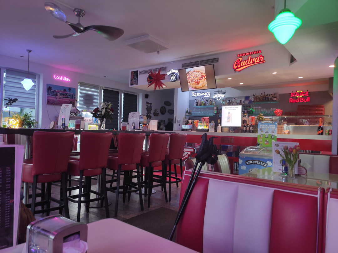 Ladi's Pizza Diner