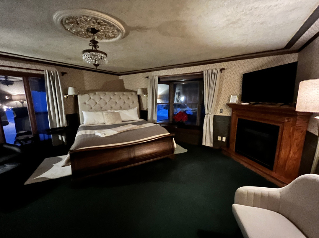 Otter Creek Inn Fireplace & Jacuzzi Suites主图