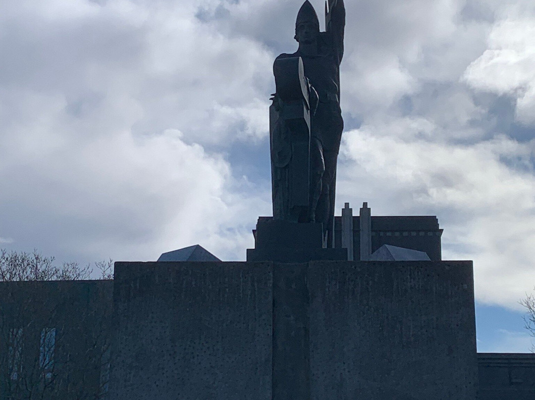 Arnarholl Statue-雷克雅未克必去景点
