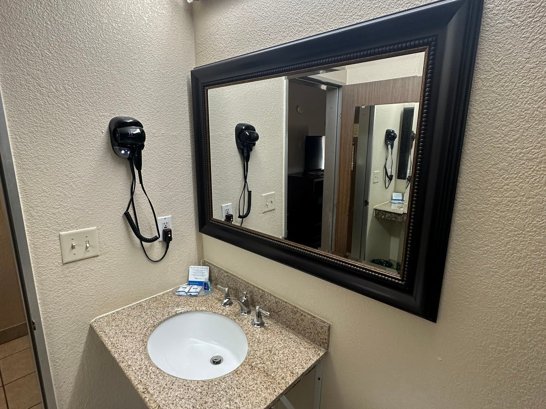 伊克诺米旅馆主图