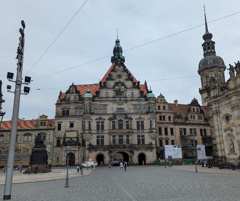 Schlossplatz-德累斯顿必去景点