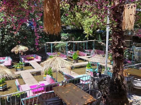 阿德拉桑河酒店主图