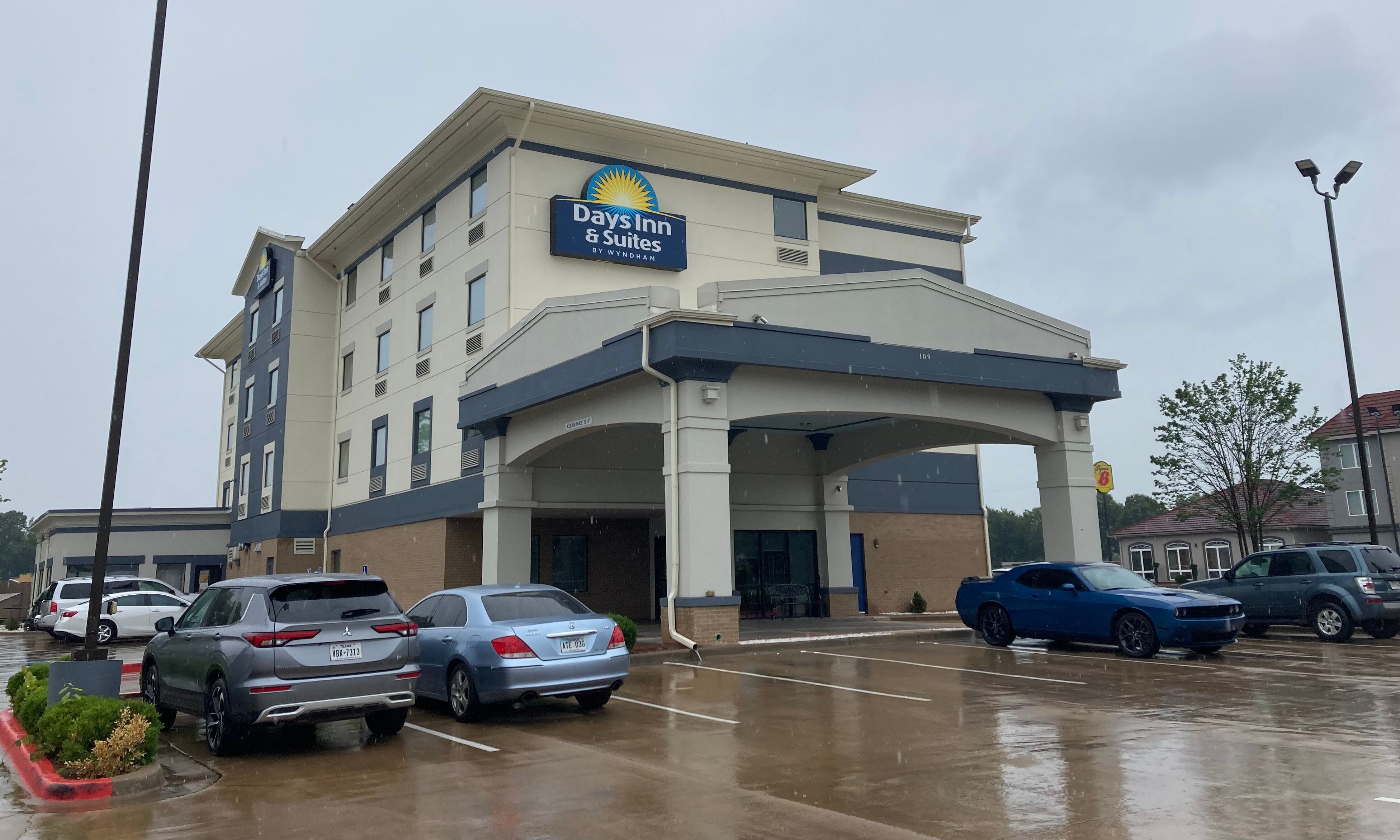 Days Inn & Suites by Wyndham Russellville-浴室