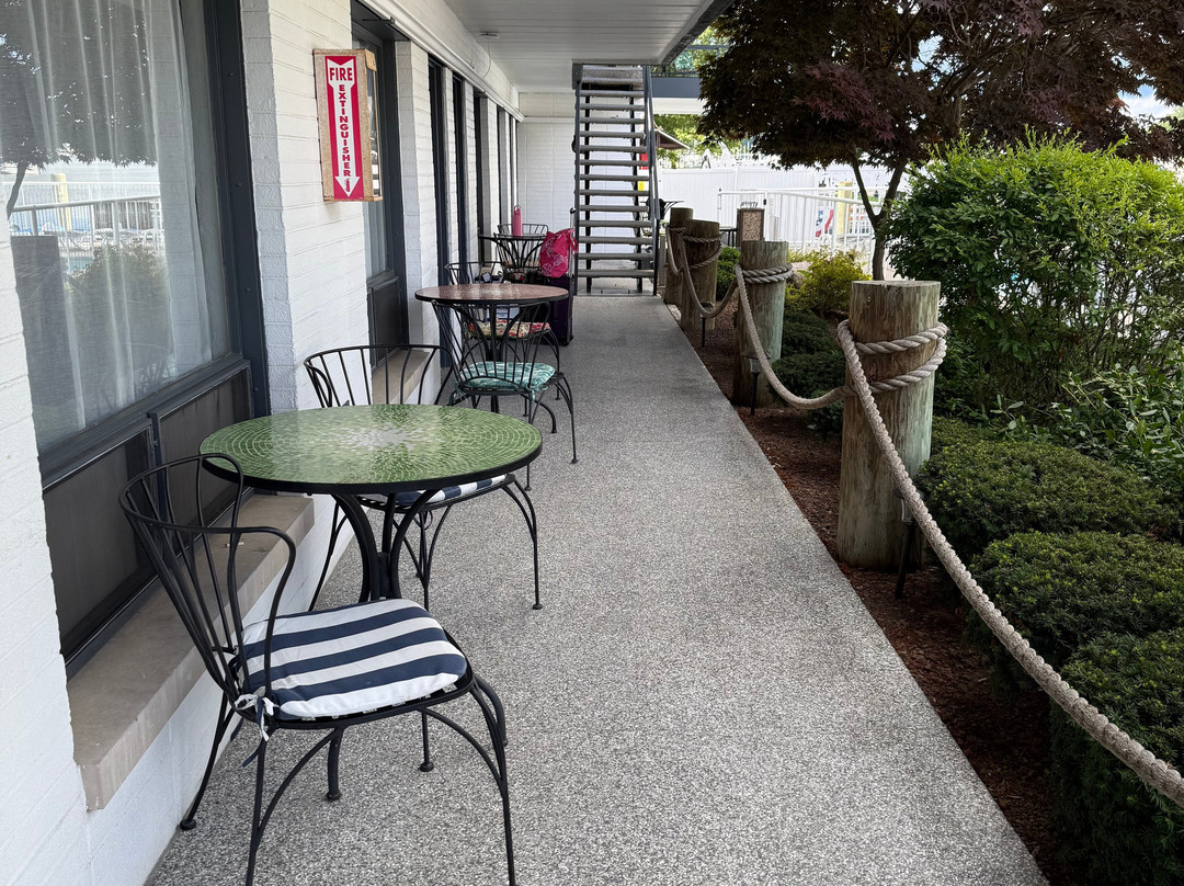 Ship-N-Shore Hotel主图