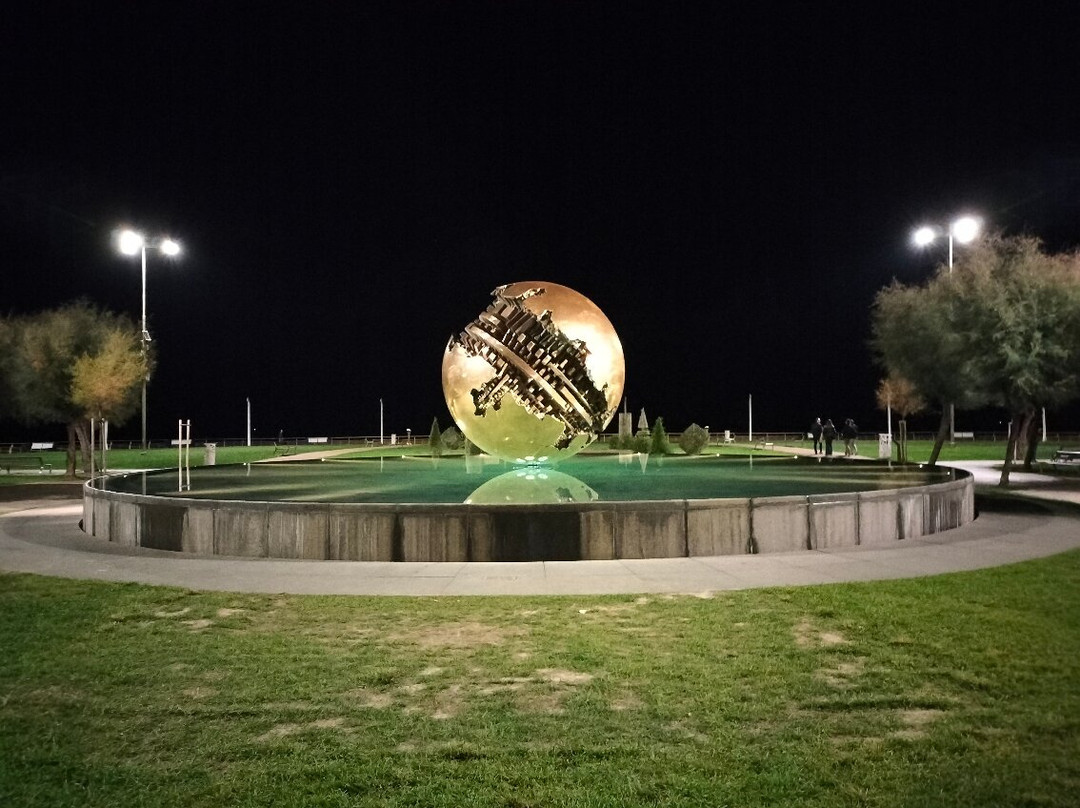 Sfera Grande di Pomodoro-佩萨罗必去景点