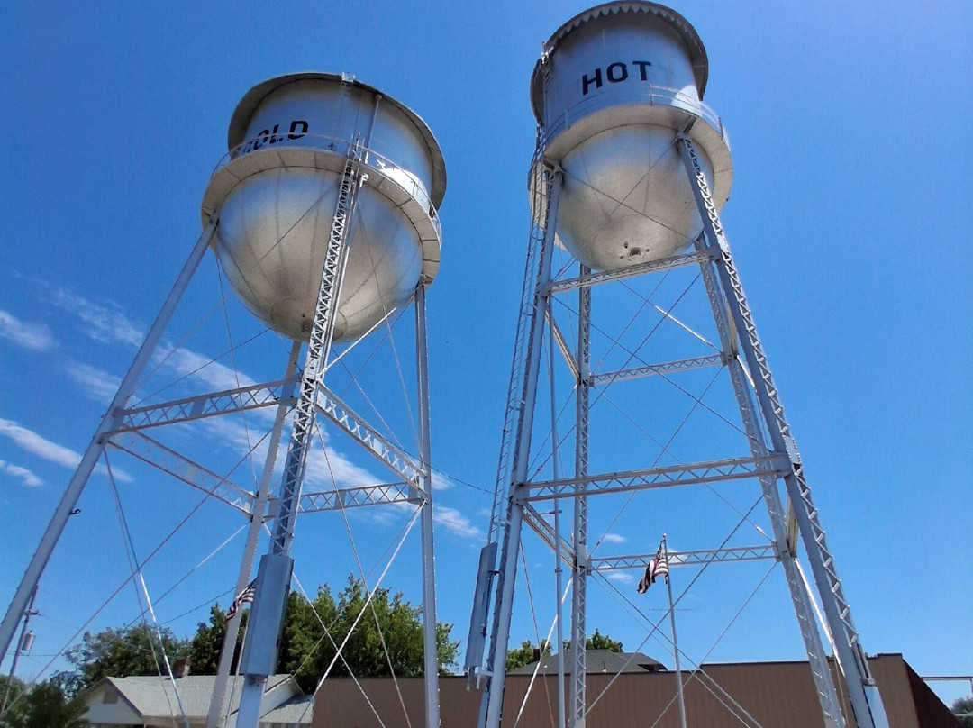 Hot and Cold Water Towers-Pratt必去景点