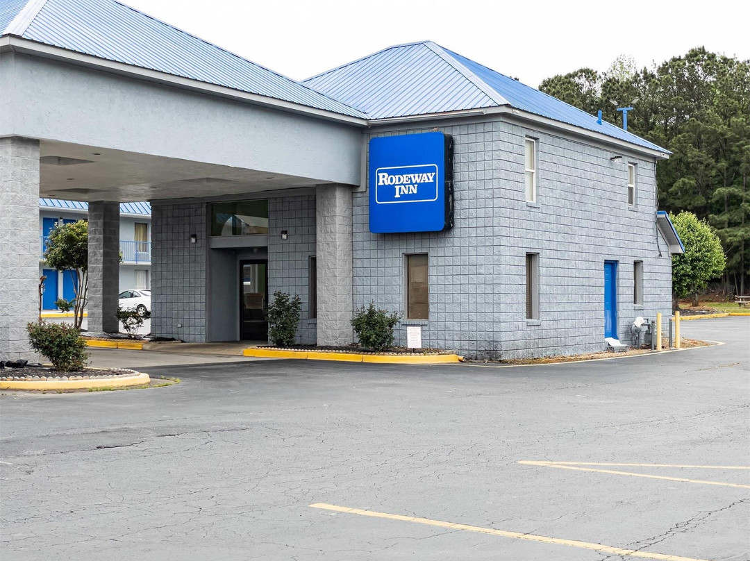 Econo Lodge Inn & Suites