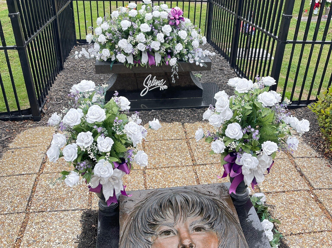 The Grave of Selena Quintanilla-Perez-科珀斯克里斯蒂市必去景点