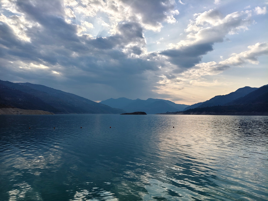 ROI浮动小屋和生态客房酒店主图