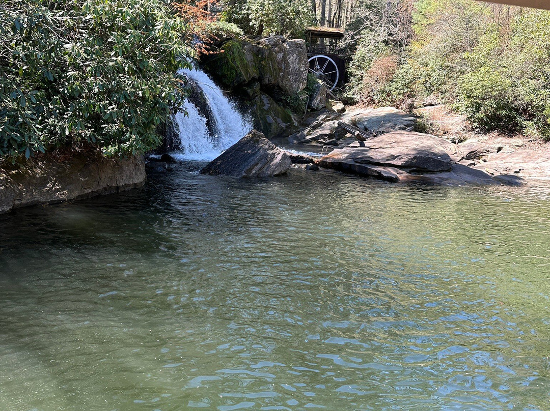 Lake Glenville Scenic Waterfall Cruises-Cashiers必去景点