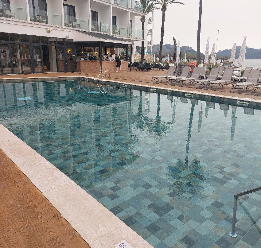 波伦萨湾阳光酒店主图