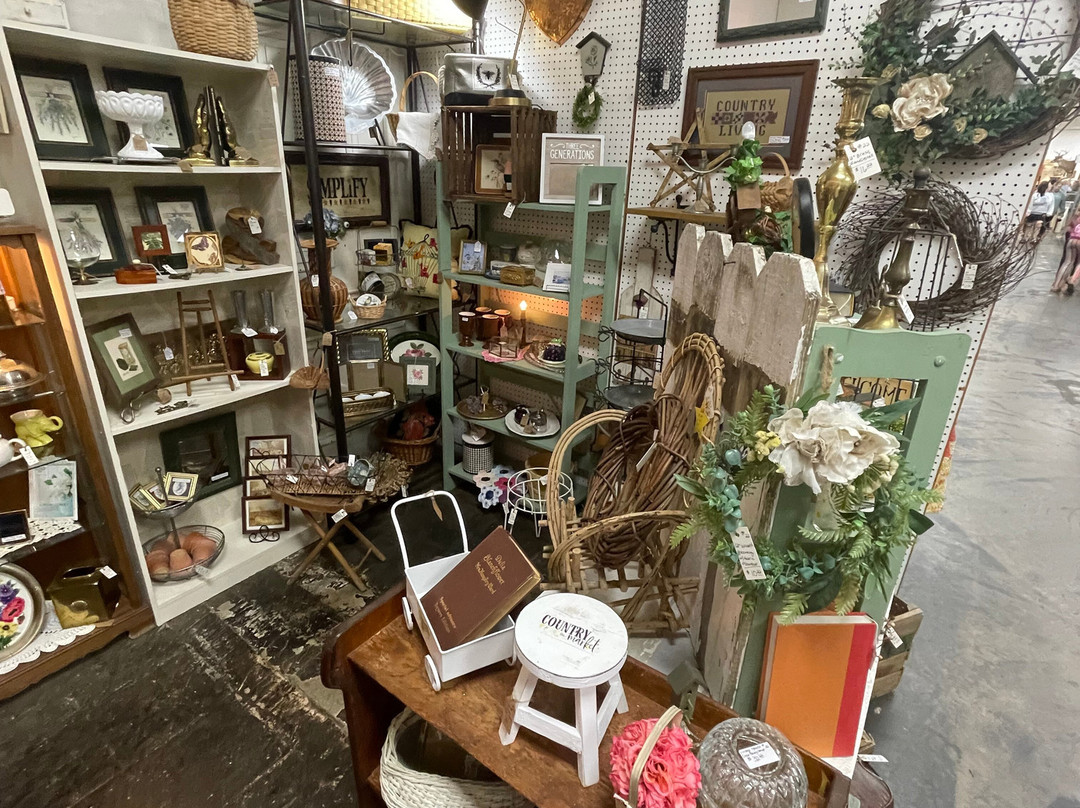 Flea Market Frenzy Vendor Mall-Newburgh必去景点