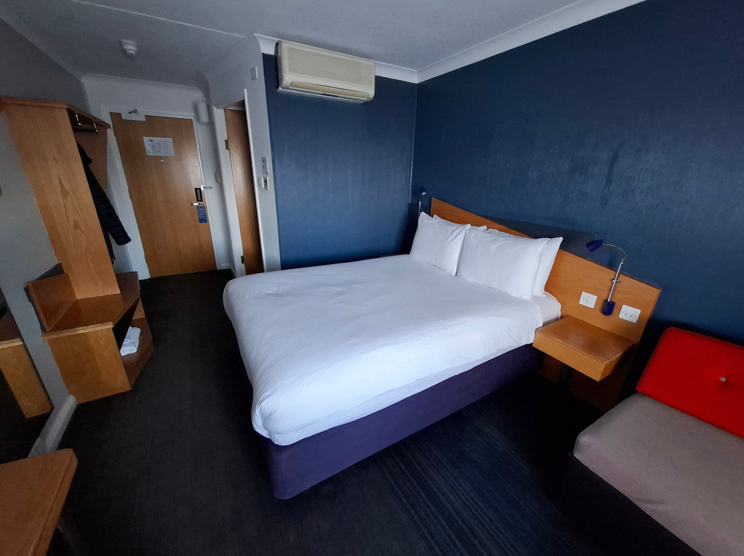 Holiday Inn Express 沃维克M40，JCT.15主图