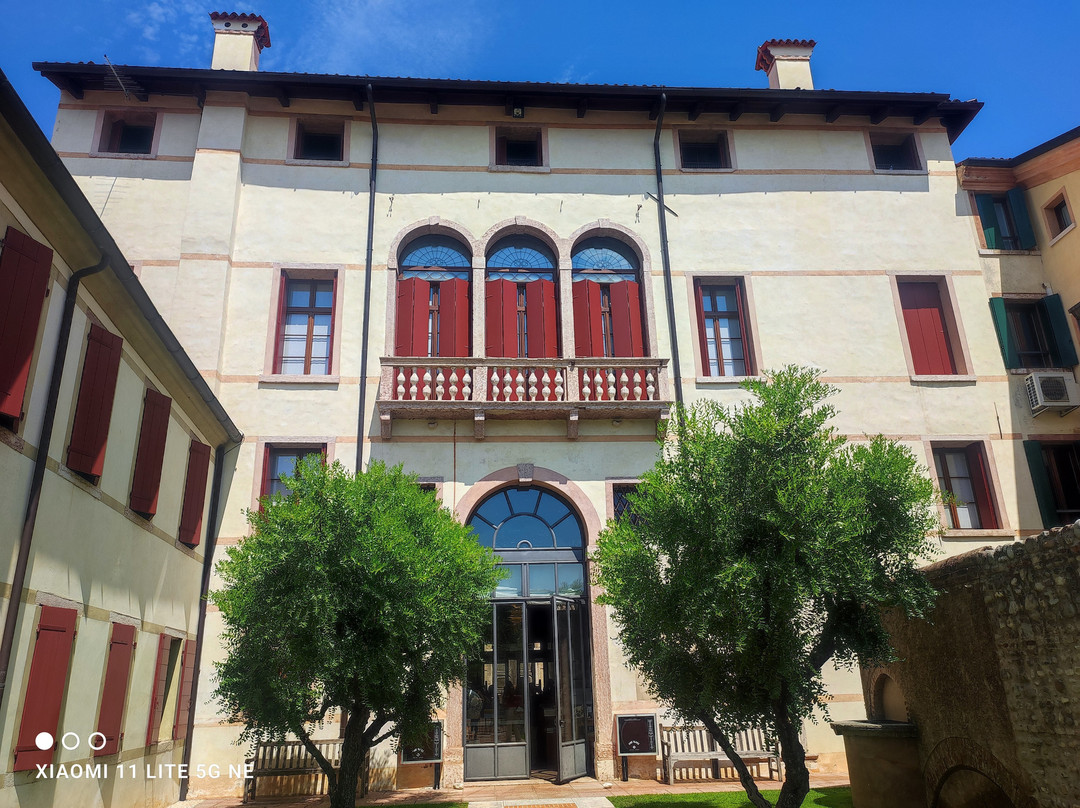 Libreria Palazzo Roberti-巴萨诺－德尔格拉帕必去景点