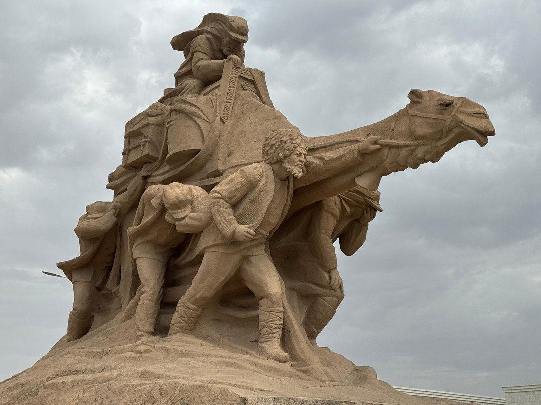 The Monument to the Desert Explorers-巴尔坎纳巴德必去景点