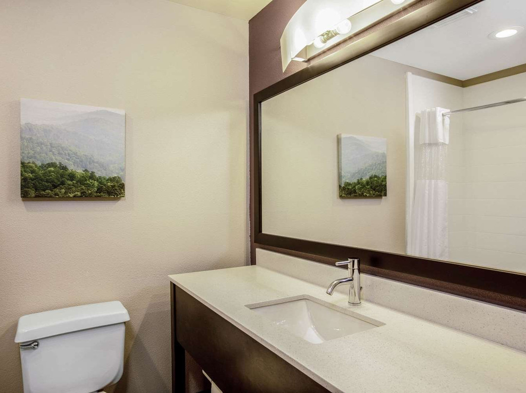 La Quinta Inn & Suites By Wyndham Fayetteville主图